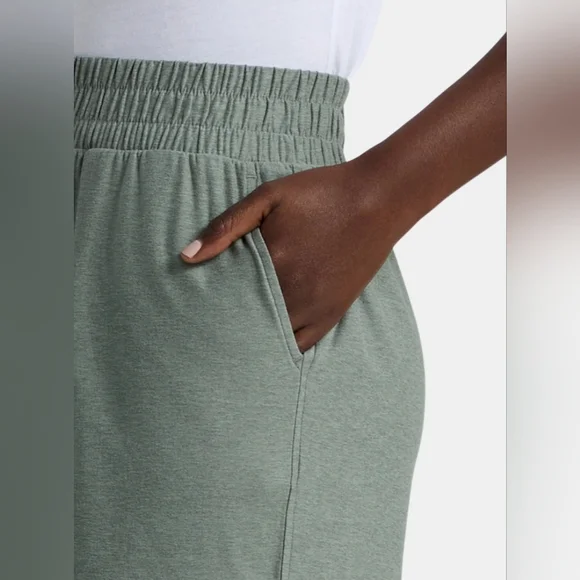 Nwt Women's Green Casual Shorts With Pockets - Picture 2 of 3